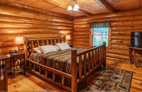 Sylva Cabina | Red Lantern Lodge includes free admission to attractions