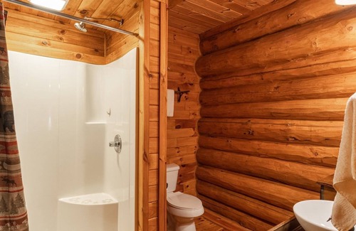 Sylva Cabina | Red Lantern Lodge includes free admission to attractions