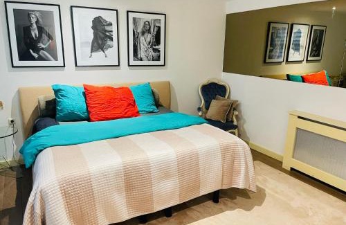 Red Light District Cama Y Desayuno | Red light district B & B canal view