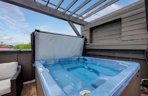 Hadley - Washington Casa | Red Radiance - Hot Tub - Dual Balconies Share Save