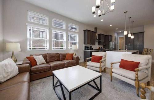 Hadley - Washington Casa | Red Radiance - Hot Tub - Dual Balconies