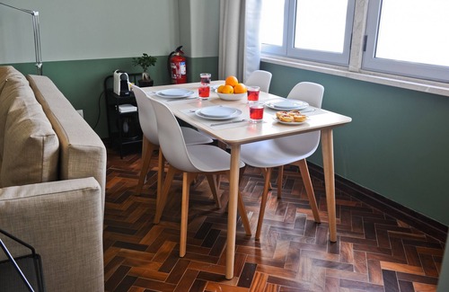 Santo Antonio Apartamento | Red, Red Wine in Lisbon by Misha's Place (3B)