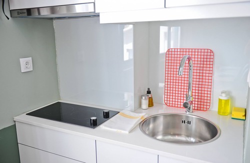 Santo Antonio Apartamento | Red, Red Wine in Lisbon by Misha's Place (3B)