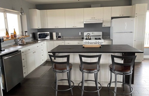 Meaford Chalet De Esquí | Red Roof Chalet in close proximity to beaches, trails, golf and Blue Mountains.