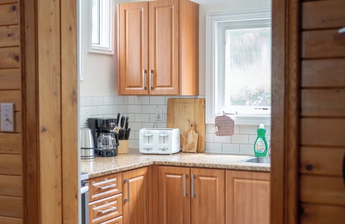Tobermory Casa | Red Roof Cottage-Sleeps 22 | 5 Mins to Downtown Tobermory!