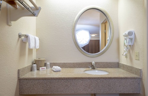 Willoughby Hotel | Red Roof Inn Cleveland - Mentor/ Willoughby