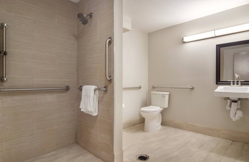 Erie Hotel | Red Roof Inn PLUS+ & Suites Erie