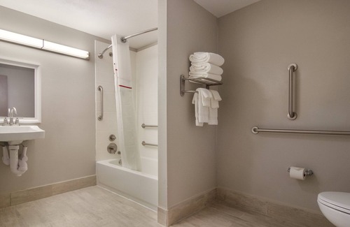 Erie Hotel | Red Roof Inn PLUS+ & Suites Erie