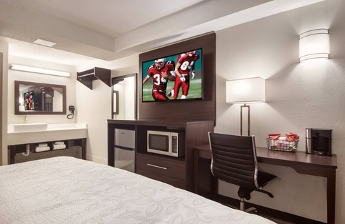 Erie Hotel | Red Roof Inn PLUS+ & Suites Erie