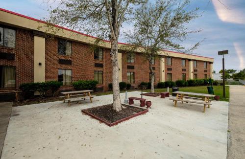 Jacksonville Hotel | Red Roof Inn & Suites Jacksonville, NC