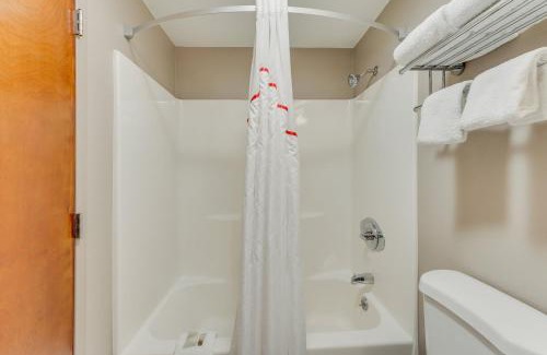 Middletown Hotel | Red Roof Inn & Suites Newport - Middletown, RI