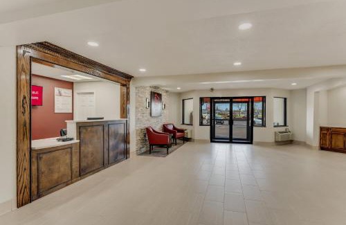 Middletown Hotel | Red Roof Inn & Suites Newport - Middletown, RI