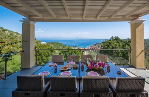 Gaios Villa | Villa privada con vistas espectaculares, piscina infinita, a solo 3 minutos en coche de Gaios