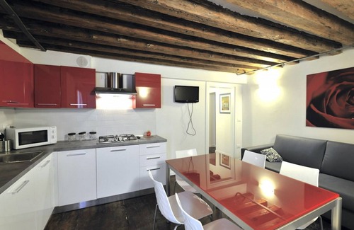 Santa Croce Apartamento | Red Rose: grande apartamento en edificio histórico