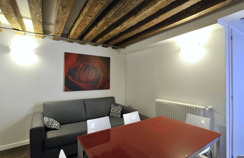 Santa Croce Apartamento | Red Rose: grande apartamento en edificio histórico