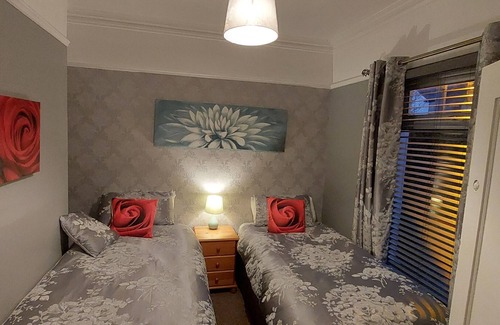 Newcastle Casa | Red Rose Retreat- Centre of Newcastle, 350 yds to beach