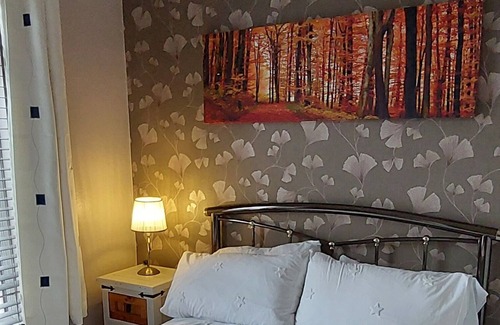 Newcastle Casa | Red Rose Retreat- Centre of Newcastle, 350 yds to beach