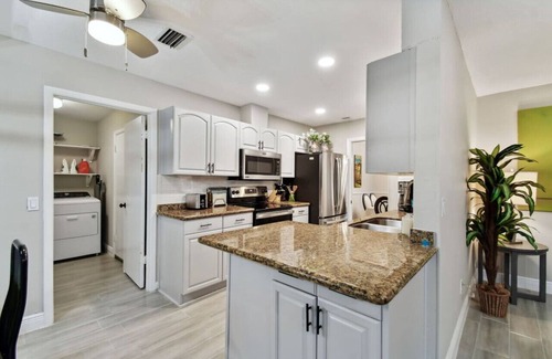 Temple Terrace Casa | Red Royalty Pool, King Bed, Yard
