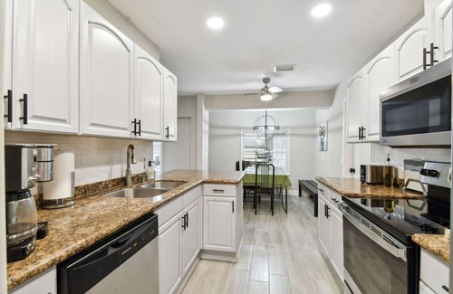 Temple Terrace Casa | Red Royalty Pool, King Bed, Yard