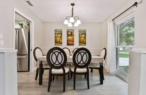Temple Terrace Casa | Red Royalty Pool, King Bed, Yard