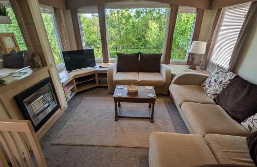 Rhosybol Casa | Red Squirrel Holiday Home in the Countryside, 10 mins to Lligwy Beach