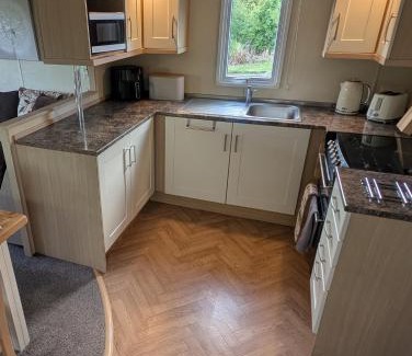 Rhosybol Casa | Red Squirrel Holiday Home in the Countryside, 10 mins to Lligwy Beach