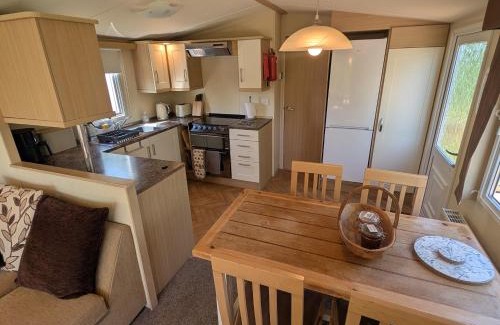 Rhosybol Casa | Red Squirrel Holiday Home in the Countryside, 10 mins to Lligwy Beach