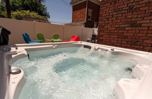 Michigan City Casa | Red Zen | HotTub-all yr | Firepit | Grill | DogsOK