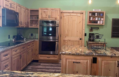 Milo Cabina | Redbud Honey - Country Cabin away from it all