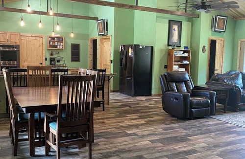 Milo Cabina | Redbud Honey - Country Cabin away from it all