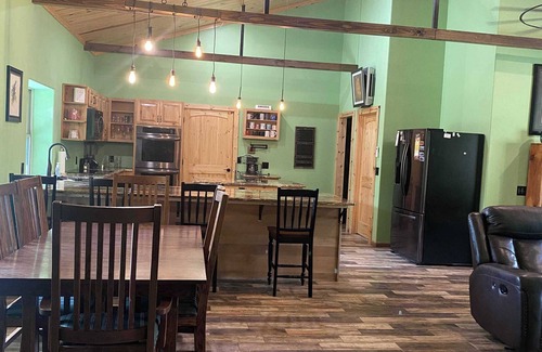 Milo Cabina | Redbud Honey - Country Cabin away from it all