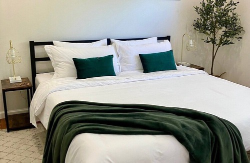 Redding Casa | Redding's Cozy Retreat With Hot Tub - Minutes from downtown Redding and Bethel church.