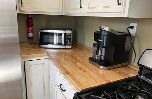 Redding Casa | Redding's Cozy Retreat With Hot Tub - Minutes from downtown Redding and Bethel church.