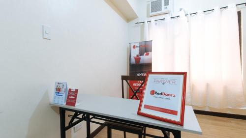 Las Pinas Hotel | RedDoorz @ Malibu Room BF International Las Pinas