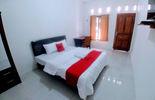 Bekasi Hotel | RedDoorz near Exit Toll Jatiwarna 2