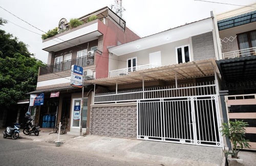 Kebon Jeruk Casa | RedDoorz Syariah near Siloam Hospital Kebon Jeruk