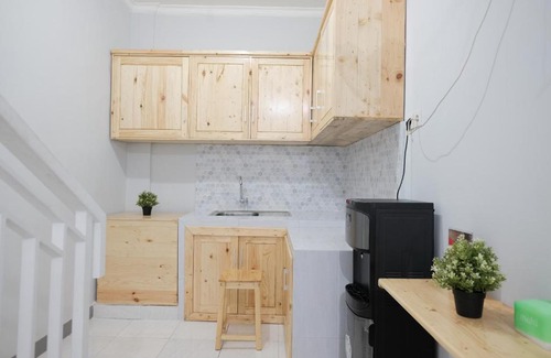 Kebon Jeruk Casa | RedDoorz Syariah near Siloam Hospital Kebon Jeruk