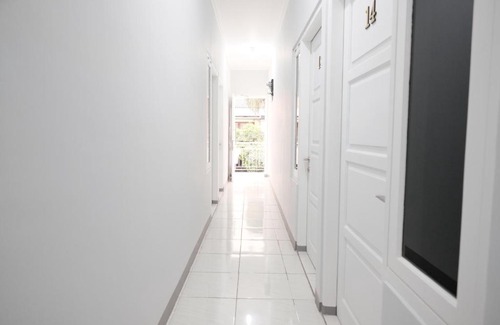 Kebon Jeruk Casa | RedDoorz Syariah near Siloam Hospital Kebon Jeruk