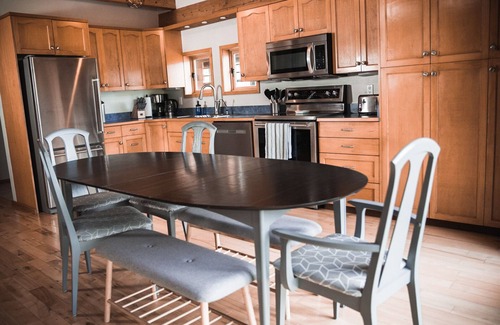 Central Kootenay Chalet De Esquí | Redfish Lakehouse & Suite - Lakefront & Dog Friendly - 5 bedroom/3 bath