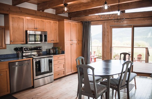 Central Kootenay Chalet De Esquí | Redfish Lakehouse & Suite - Lakefront & Dog Friendly - 5 bedroom/3 bath