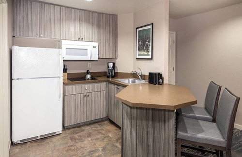 Redmond Complejo | Redmond, Oregón: 2 dormitorios condominio con balcón, mini-cocina, 2 piscinas, 3 campos de golf