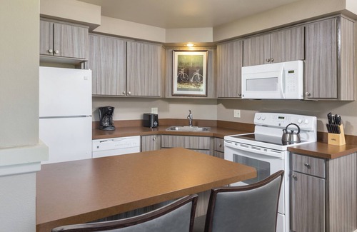 Redmond Complejo | Redmond, Oregón: 2 dormitorios condominio con balcón, mini-cocina, 2 piscinas, 3 campos de golf