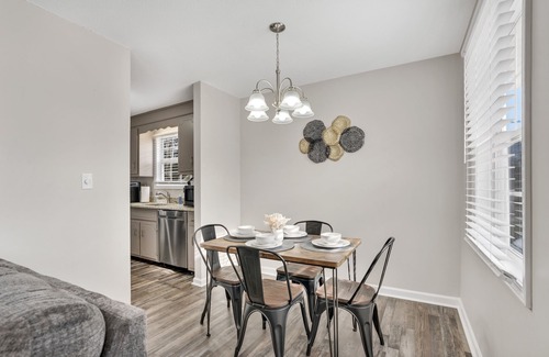 Clarksville Casa | RedRanch-300mbps WiFi-WorkSpace