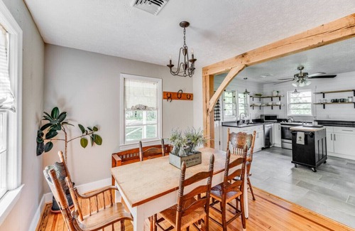 Bedford Apartamento | Cozy 3BR Cottage | Amazing View, Firepit, Big Yard