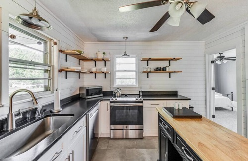 Bedford Apartamento | Cozy 3BR Cottage | Amazing View, Firepit, Big Yard