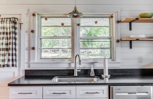 Bedford Apartamento | Cozy 3BR Cottage | Amazing View, Firepit, Big Yard