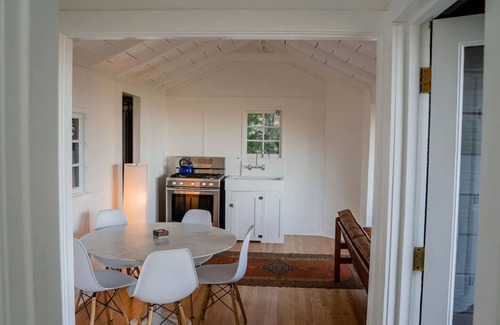 Mill Valley Cabina | Redwood Forest Bungalow In Town with Deck Views