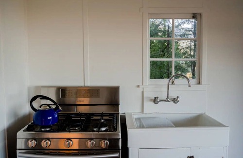 Mill Valley Cabina | Redwood Forest Bungalow In Town with Deck Views