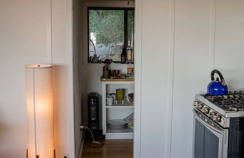 Mill Valley Cabina | Redwood Forest Bungalow In Town with Deck Views