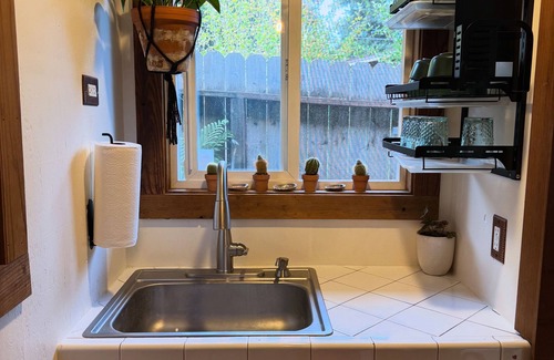 Pacific Apartamento | Redwood garden oasis w/outdoor clawfoot tub